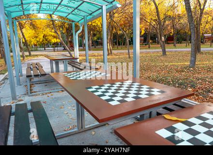 Tavoli da scacchi sotto un baldacchino in un parco pubblico per giocare all'aperto. Foto Stock