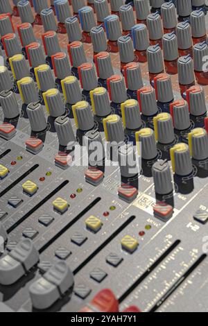 Console del tecnico del suono, apparecchiature per studi musicali. Primo piano, musica astratta di sottofondo. Foto Stock