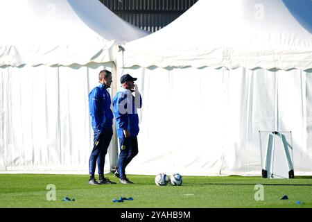 Il manager scozzese Steve Clarke (a destra) durante una sessione di allenamento a Lesser Hampden, Glasgow. Data foto: Lunedì 14 ottobre 2024. Foto Stock