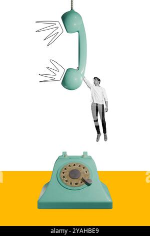 Grafica composita verticale immagine collage immagine di un mini ragazzo appendere un telefono enorme isolato su uno sfondo creativo Foto Stock