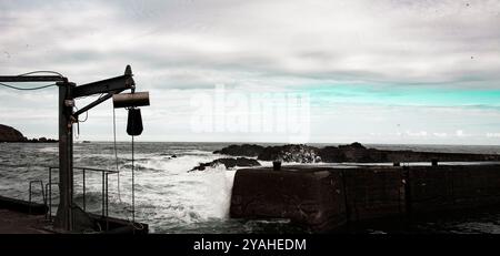 Ingresso e sollevamento del paranco al porto di pesca St Abbs in Scozia Foto Stock