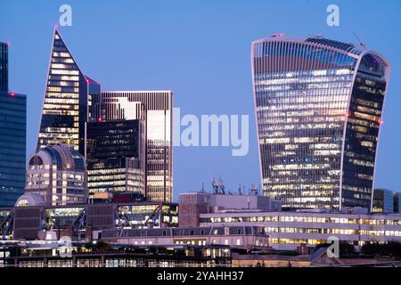 Grattacieli del quartiere finanziario di Londra illuminati al crepuscolo Foto Stock