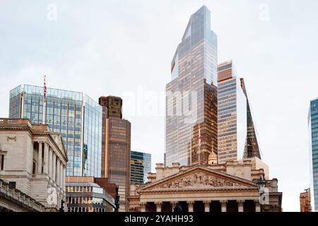 La Londra moderna grattacieli nel quartiere finanziario si affaccia sul cielo limpido al tramonto Foto Stock