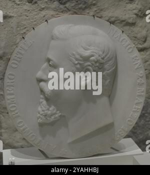 Antonio Romero Ortiz (1822-1884). Politico spagnolo, giornalista, scrittore e collezionista. Ministro della Grazia e della giustizia (8 ottobre 1868 - 18 giugno 1869), durante il governo provvisorio del Sexennium rivoluzionario. Ministro d’oltremare (13 maggio 1874 - 31 dicembre 1874). Grande collezionista, fondò anche un museo nella sua casa nel 1870. Gran parte della sua collezione fu distrutta durante l'assedio del Alcázar di Toledo (1936) durante la guerra civile spagnola. Medaglione con la somiglianza di Antonio Romero Ortiz, di Juan San Martin y Sierra, 1876. Marmo. Collezione Romero Ortiz. Museo dell'esercito. A. Foto Stock