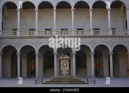 Alcázar di Toledo. Parade Ground, noto anche come Courtyard of Charles V. presenta una pianta quadrata di gallerie porticate su due livelli, con doppi archi sostenuti da colonne. Al centro del cortile si trova una copia ottocentesca della scultura allegorica di "Carlo V che domina la furia", la cui originale, realizzata da Leone e Pompeo Leoni, è esposta nel Museo Nazionale del Prado. L'edificio fu ricostruito dopo gravi danni subiti durante la guerra civile (1936-1939). Castiglia-la Mancha. Spagna. Foto Stock