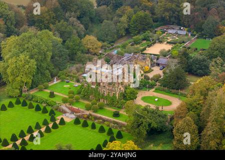 Parnham House, Beaminster, Dorset, Regno Unito. 14 ottobre 2024. Vista aerea dell'incendio devastato e parzialmente rovinato e parzialmente sovracresciuto di grado 1 elencata nel XVI secolo Elizabethan Parnham House vicino a Beaminster nel Dorset, che fu distrutta da un incendio in un incendio doloso il 15 aprile 2017. È attualmente in fase di restauro da parte dell'attuale proprietario James Perkins, che lo acquistò nel 2020. La proprietà era di proprietà al momento dell'incendio del defunto Michael Treichl, interrogato dalla polizia sul suo coinvolgimento nell'incendio. Crediti fotografici: Graham Hunt/Alamy Live News Foto Stock