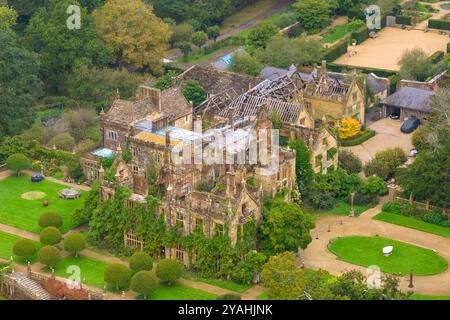 Parnham House, Beaminster, Dorset, Regno Unito. 14 ottobre 2024. Vista aerea dell'incendio devastato e parzialmente rovinato e parzialmente sovracresciuto di grado 1 elencata nel XVI secolo Elizabethan Parnham House vicino a Beaminster nel Dorset, che fu distrutta da un incendio in un incendio doloso il 15 aprile 2017. È attualmente in fase di restauro da parte dell'attuale proprietario James Perkins, che lo acquistò nel 2020. La proprietà era di proprietà al momento dell'incendio del defunto Michael Treichl, interrogato dalla polizia sul suo coinvolgimento nell'incendio. Crediti fotografici: Graham Hunt/Alamy Live News Foto Stock