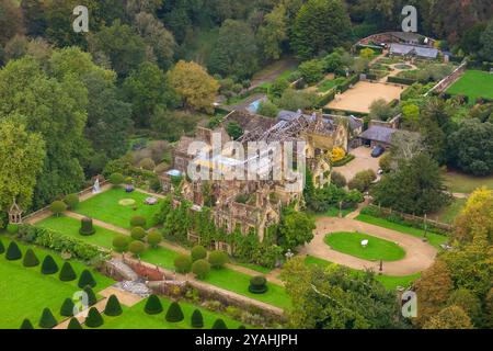 Parnham House, Beaminster, Dorset, Regno Unito. 14 ottobre 2024. Vista aerea dell'incendio devastato e parzialmente rovinato e parzialmente sovracresciuto di grado 1 elencata nel XVI secolo Elizabethan Parnham House vicino a Beaminster nel Dorset, che fu distrutta da un incendio in un incendio doloso il 15 aprile 2017. È attualmente in fase di restauro da parte dell'attuale proprietario James Perkins, che lo acquistò nel 2020. La proprietà era di proprietà al momento dell'incendio del defunto Michael Treichl, interrogato dalla polizia sul suo coinvolgimento nell'incendio. Crediti fotografici: Graham Hunt/Alamy Live News Foto Stock