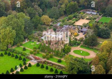 Parnham House, Beaminster, Dorset, Regno Unito. 14 ottobre 2024. Vista aerea dell'incendio devastato e parzialmente rovinato e parzialmente sovracresciuto di grado 1 elencata nel XVI secolo Elizabethan Parnham House vicino a Beaminster nel Dorset, che fu distrutta da un incendio in un incendio doloso il 15 aprile 2017. È attualmente in fase di restauro da parte dell'attuale proprietario James Perkins, che lo acquistò nel 2020. La proprietà era di proprietà al momento dell'incendio del defunto Michael Treichl, interrogato dalla polizia sul suo coinvolgimento nell'incendio. Crediti fotografici: Graham Hunt/Alamy Live News Foto Stock