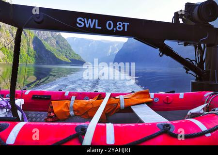 7 settembre 2024 Flam & Bergen, Norvegia Morning Mood on the Aurlandsfjord - visto dalla barca turistica elettrica ÒThe futuro dei fiordi Foto Stock