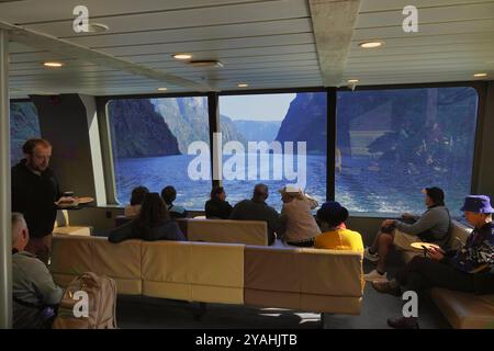 7 settembre 2024 Flam & Bergen, Norvegia turisti che si godono una mattinata luminosa ma tranquilla sul fiordo di N¾r¿ Foto Stock