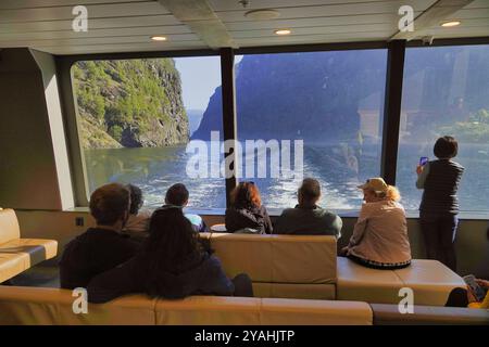 7 settembre 2024 Flam & Bergen, Norvegia turisti che si godono una mattinata luminosa ma tranquilla sul fiordo di N¾r¿ Foto Stock