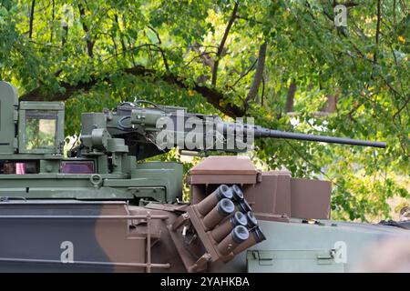 Mitragliatrice sul tetto di un moderno carro armato, primo piano. Esposizione di attrezzature militari. Foto Stock