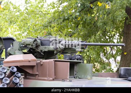 Mitragliatrice sul tetto di un moderno carro armato, primo piano. Esposizione di attrezzature militari. Foto Stock