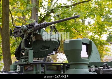 Mitragliatrice sul tetto di un moderno carro armato, primo piano. Esposizione di attrezzature militari. Foto Stock