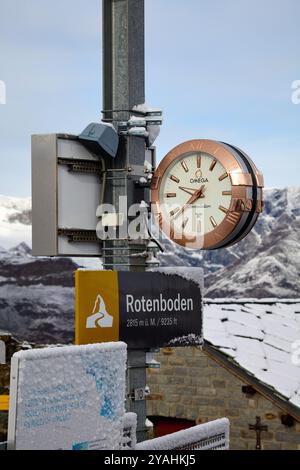 Orologio Omega con cassa dorata alla stazione ferroviaria Rotenboden Gornergrat, Zermatt, Svizzera nelle Alpi svizzere. Foto Stock