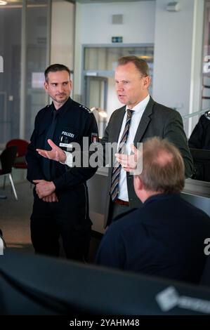 Amburgo, Germania. 14 ottobre 2024. Andy Grote (SPD, M), senatore per gli interni e lo sport ad Amburgo, visita il modernizzato centro di controllo del traffico presso la sede della polizia con Jan Krolzig (l), capo del centro di controllo del traffico. Crediti: Jonas Walzberg/dpa/Alamy Live News Foto Stock