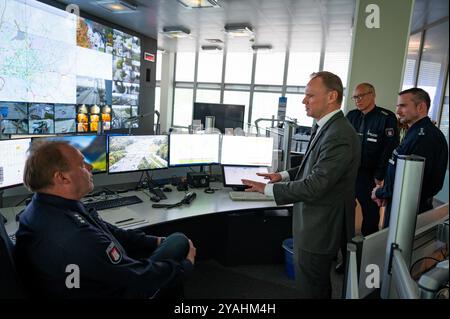 Amburgo, Germania. 14 ottobre 2024. Andy Grote (SPD, M), senatore per gli interni e lo sport ad Amburgo, visita il modernizzato centro di controllo del traffico presso la sede della polizia e parla con gli agenti di polizia. Crediti: Jonas Walzberg/dpa/Alamy Live News Foto Stock