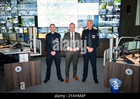 Amburgo, Germania. 14 ottobre 2024. Andy Grote (SPD, M), senatore per gli interni e lo sport ad Amburgo, visita il centro modernizzato di controllo del traffico presso la sede della polizia con Enno Treumann (r), capo della direzione della polizia di Amburgo, e Jan Krolzig (l), capo del centro di controllo del traffico. Crediti: Jonas Walzberg/dpa/Alamy Live News Foto Stock