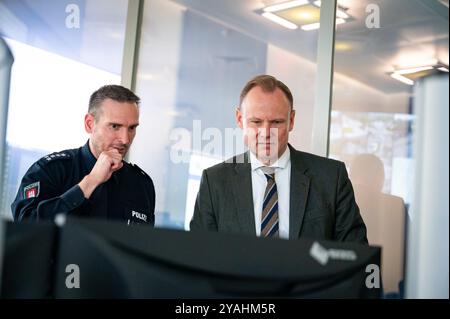 Amburgo, Germania. 14 ottobre 2024. Andy Grote (SPD, r), senatore per gli interni e lo sport ad Amburgo, visita il modernizzato centro di controllo del traffico presso la sede della polizia con Jan Krolzig, capo del centro di controllo del traffico. Crediti: Jonas Walzberg/dpa/Alamy Live News Foto Stock