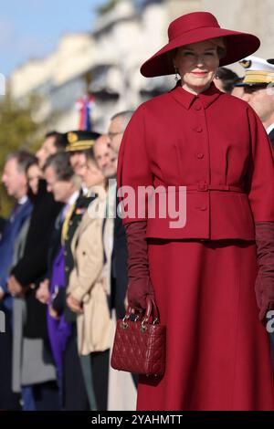 Parigi, Francia. 14 ottobre 2024. La regina Matilde del Belgio partecipa ad una cerimonia presso la Tomba del Milite Ignoto durante una cerimonia all'Arco di Trionfo a Parigi il 14 ottobre 2024. Philippe, re dei belgi, e sua moglie la regina Matilde sono in Francia in visita di stato su invito del presidente Emmanuel Macron, per celebrare i legami culturali franco-belgi e le opinioni condivise sulle questioni europee. Foto di Stephane Lemouton/Pool/ABACAPRESS. COM credito: Abaca Press/Alamy Live News Foto Stock