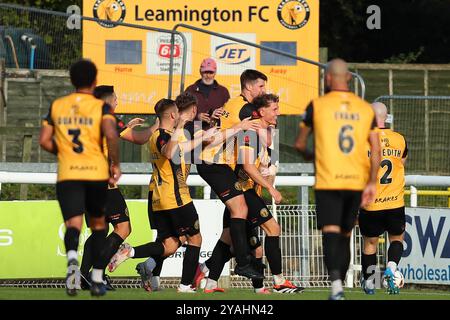 George Ward di Leamington e i suoi compagni di squadra celebrano il suo sideÕs gol durante la partita della Vanarama National League North tra il Leamington FC A. Foto Stock