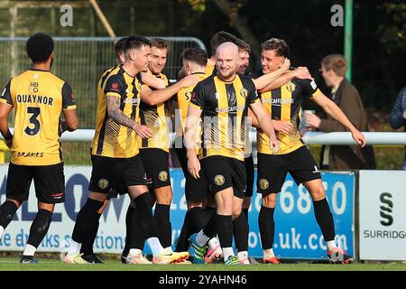 George Ward di Leamington e i suoi compagni di squadra celebrano il suo sideÕs gol durante la partita della Vanarama National League North tra il Leamington FC A. Foto Stock