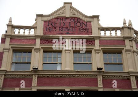 L'Old Red Lion (ORL), noto anche come Old Red Lion Theatre (ORLT) e The Old Red, è un pub e teatro periferico, ad Angel, nel London Borough of Foto Stock