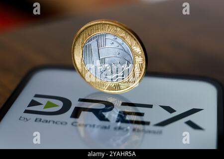 14 ottobre 2024, Brasile. Il logo Digital Real X (Drex) viene visualizzato sullo schermo di uno smartphone. È una valuta digitale brasiliana, da utilizzare come di Foto Stock