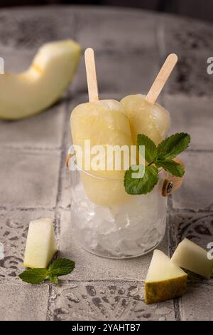 Ghiaccio di frutta su un bastoncino di melone maturo Foto Stock