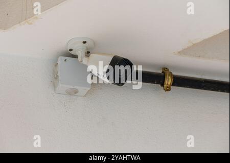 Telecamera di sorveglianza di sicurezza CCTV nell'edificio Foto Stock