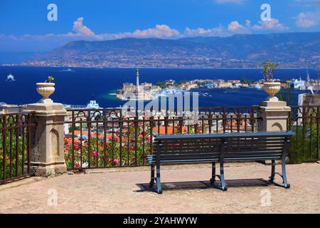 Messina città in Sicilia, Italia. Panchina con vista sullo stretto di Messina. Foto Stock