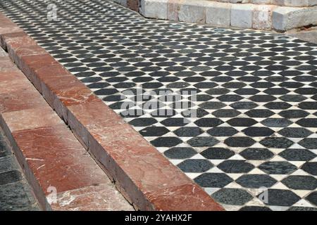 Messina città in Sicilia, Italia. Pavimento in pietra ornamentale di fronte alla cattedrale. Foto Stock