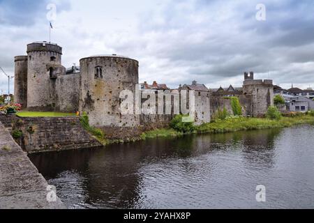 Limerick città in Irlanda. Castello di re Giovanni fortezza medievale. Foto Stock