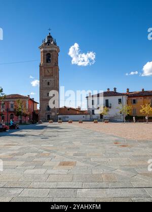 La Morra, Piemonte, Italia - 8 settembre 2022: Piazza Castello con il campanile di la Morra. Piemonte, Italia Foto Stock