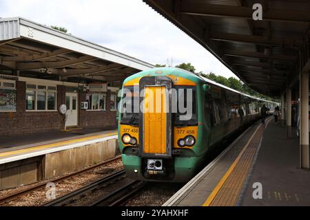 CROYDON, Regno Unito - 8 LUGLIO 2024: Treno passeggeri British Rail Class 377 Bombardier Electrostar a West Croydon, Greater London, Regno Unito. È gestito da South Foto Stock