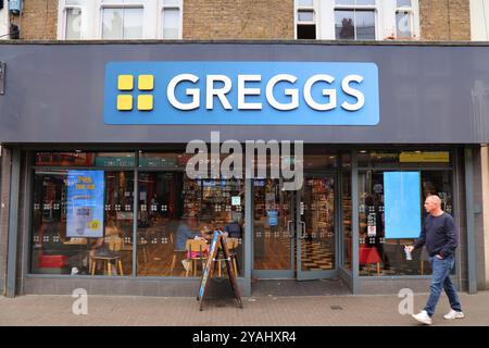 SUTTON, Regno Unito - 8 LUGLIO 2024: Negozio della catena di panetterie Greggs a London Borough of Sutton nel sud di Londra, Regno Unito. Foto Stock