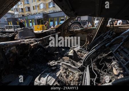 06.09.2024, Ucraina, Leopoli, Leopoli - Ucraina guerra: Naufragio dell'auto dopo l'attacco di razzi e droni in una zona residenziale nel centro della città. Sette persone Foto Stock