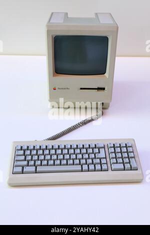 TERRASSA, SPAGNA - 6 OTTOBRE 2021: Apple Macintosh Plus obsoleto sistema informatico. Hardware per computer vintage da collezione. Foto Stock