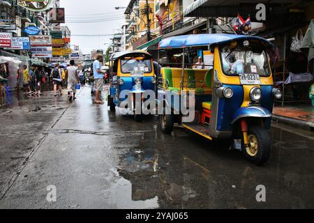 BANGKOK, THAILANDIA - 30 MARZO 2008: La gente visita Khaosan Road a Bangkok, Thailandia. Khaosan è una delle strade turistiche più famose di Bangkok, capi Foto Stock