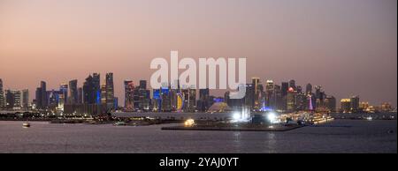 20.02.2024, Qatar, , Doha - Vista dello skyline in serata. 00S240220D427CAROEX.JPG [VERSIONE DEL MODELLO: NON applicabile, RILASCIO DELLA PROPRIETÀ: NO (c) caro Foto Stock