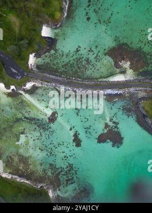 Veduta aerea della strada costiera che attraversa le acque cristalline turchesi Foto Stock