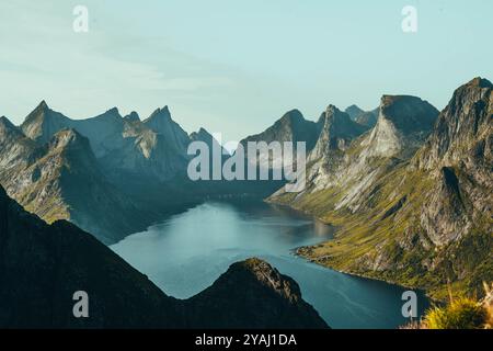 Splendida vista aerea delle suggestive vette montane e del tranquillo fiordo al tramonto Foto Stock