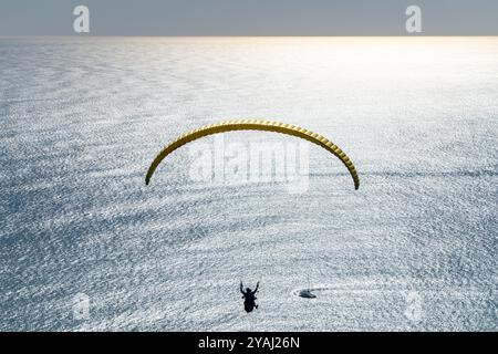 Un parapendio che vola in aria dopo il decollo da Signal Hill a città del Capo, Sudafrica Foto Stock