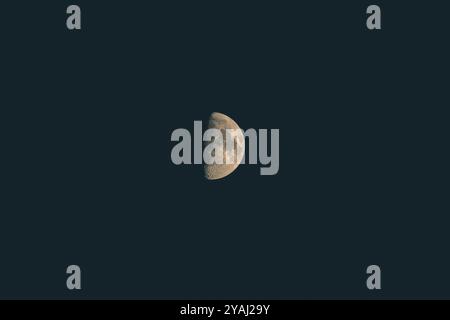 Half Moon nel cielo di mezzanotte Foto Stock