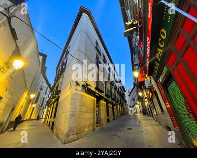 Via Pasa e via Gomez de Mora, vista notturna. Madrid, Spagna. Foto Stock