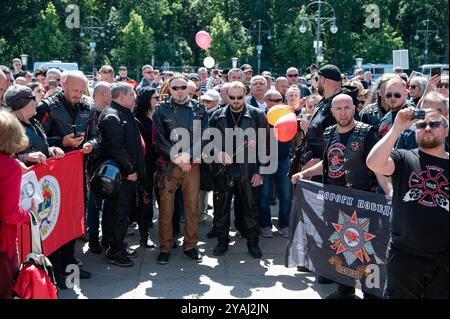 09.05.2024, Germania, Berlino - Europa - i membri e i sostenitori del club rocker affiliato a Putin ëNight Wolvesí posero fiori e ghirlande al Sovi Foto Stock