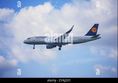 02.06.2024, Germania, Berlino - Europa - Un aeromobile passeggeri Lufthansa Airbus A320-214 immatricolato D-AIWA in avvicinamento a Berlino Brandeburgo Foto Stock