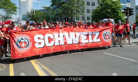 29.06.2024, Germania, Berlino - Europa - i tifosi della nazionale svizzera di calcio in marcia attraverso la città Ovest di Berlino lungo Kantstrasse Foto Stock