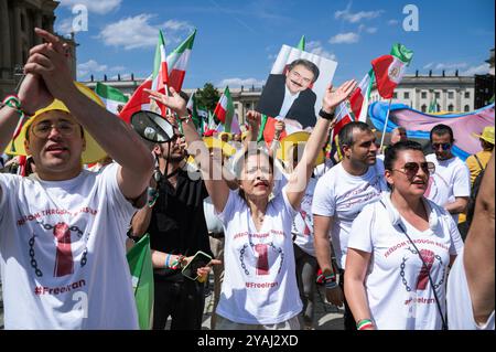 29.06.2024, Germania, Berlino - Europa - migliaia di iraniani in esilio protestano con lo slogan ëFree Iraní a Bebelplatz nel quartiere Mitte Foto Stock